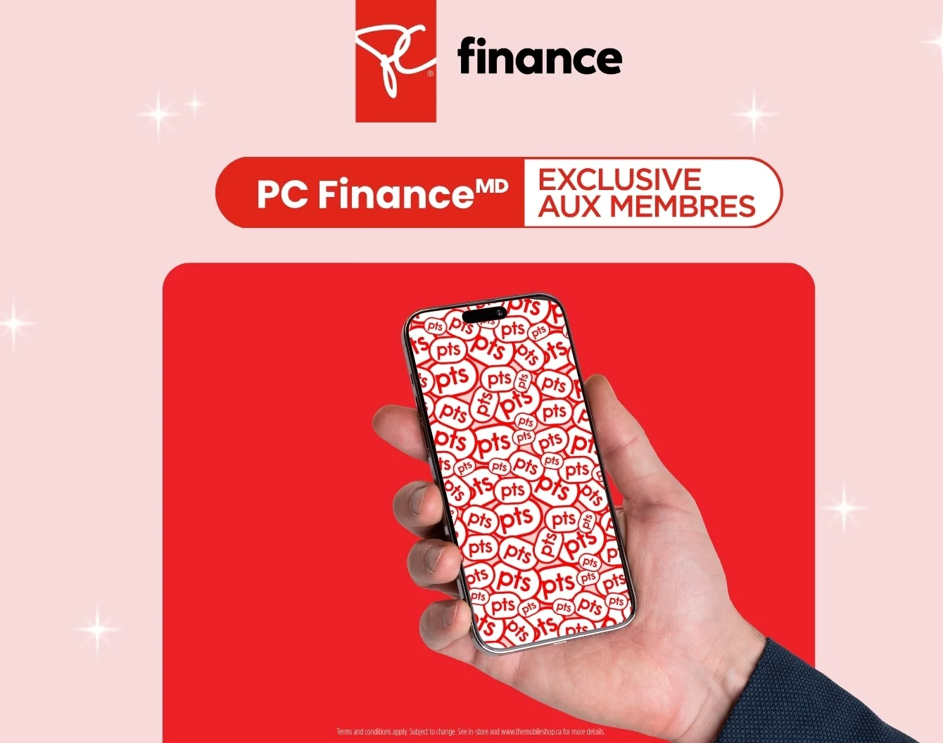 Une main tient un téléphone affichant l'image d'un homme qui fait défiler l'écran de son téléphone, sur un rectangle rouge et un fond rose pâle.