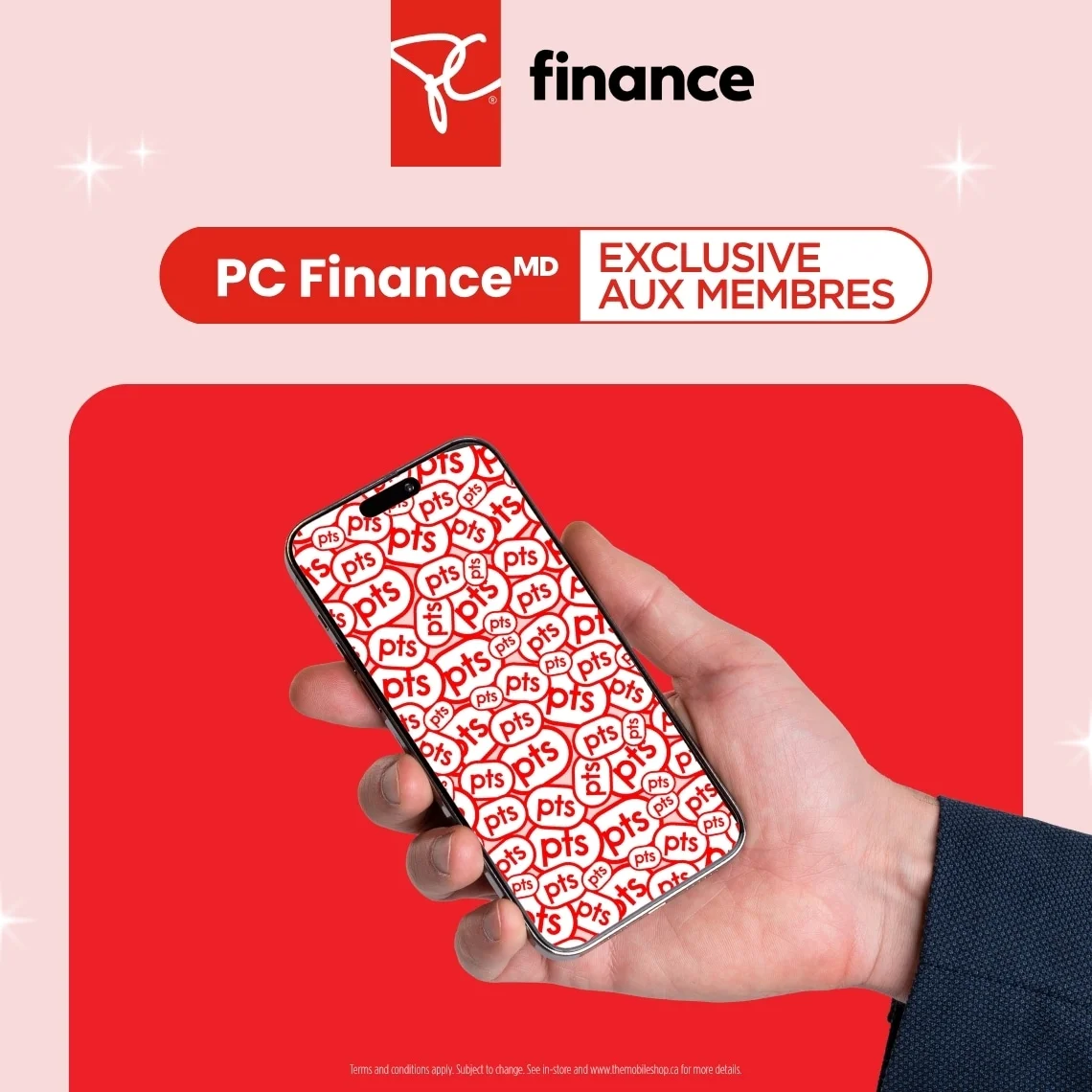 Une main tient un téléphone affichant l'image d'un homme qui fait défiler l'écran de son téléphone, sur un rectangle rouge et un fond rose pâle.