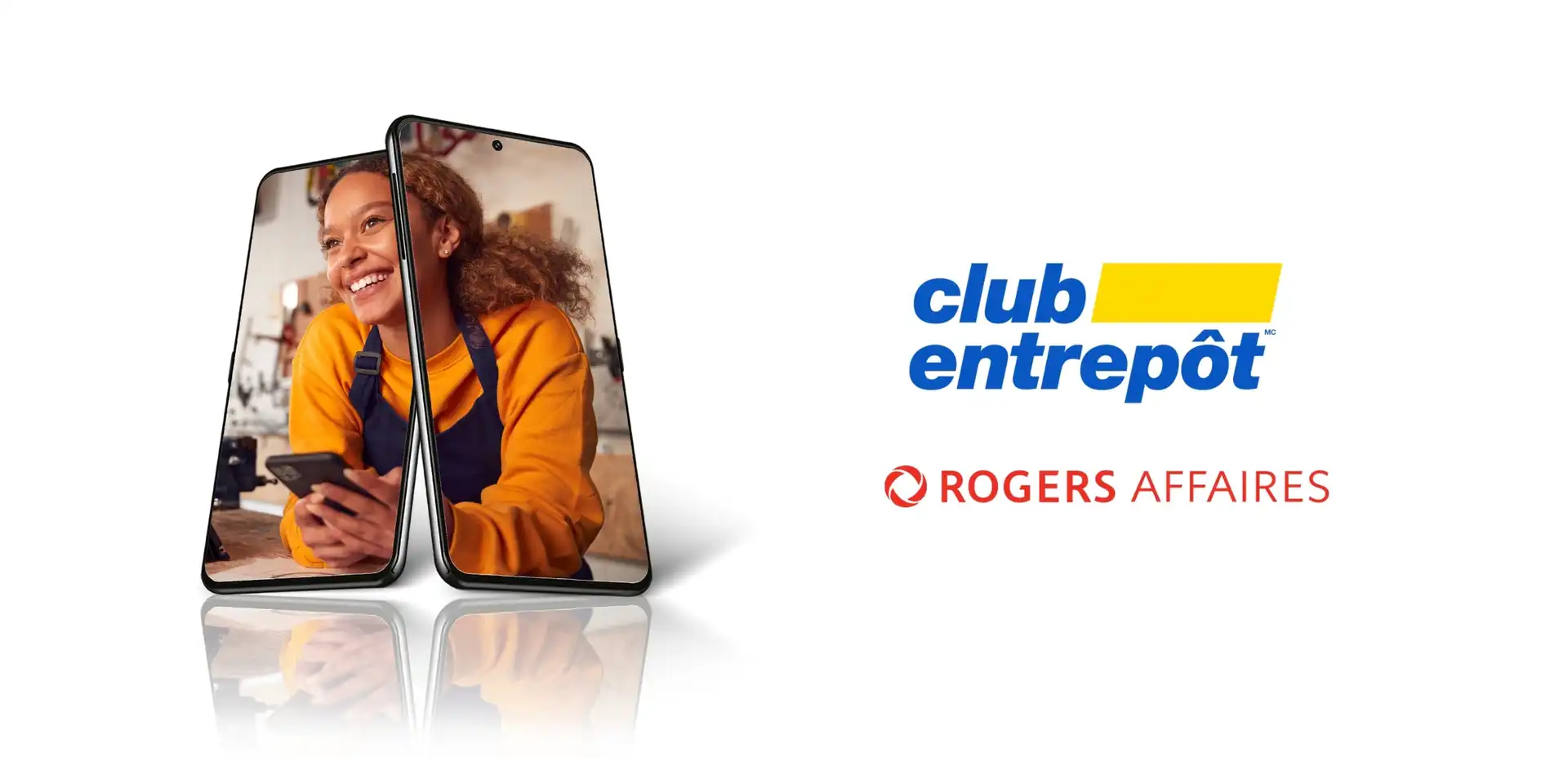 Un employé se repose sur le comptoir devant un écran de téléphone au-dessus du logo rouge Rogers Business et des logos jaune et bleu du club de vente en gros.