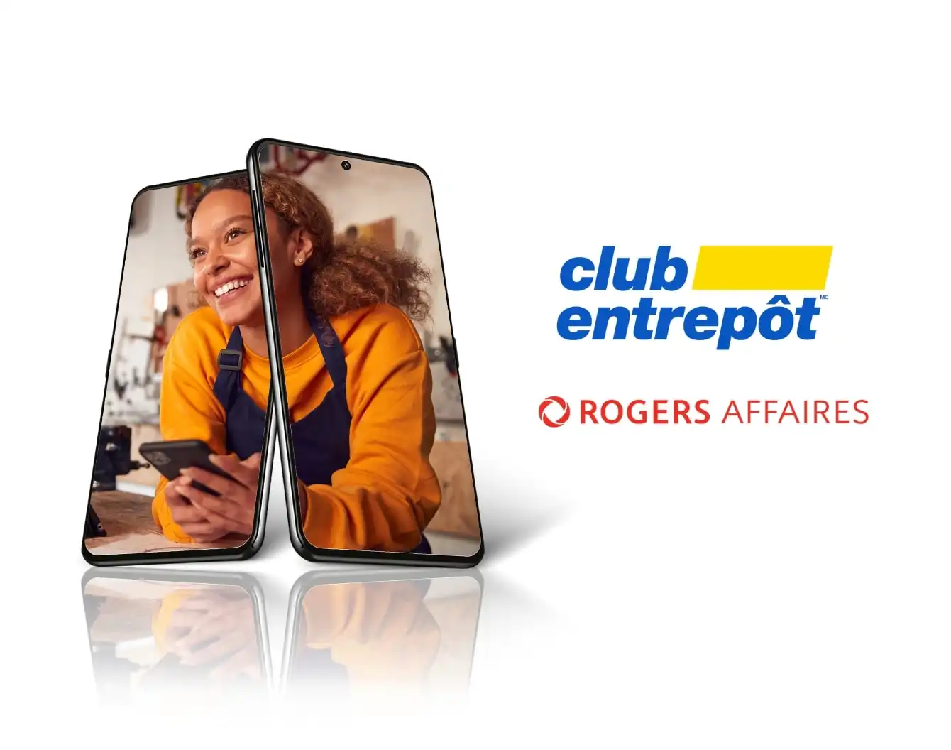 Un employé se repose sur le comptoir devant un écran de téléphone au-dessus du logo rouge Rogers Business et des logos jaune et bleu du club de vente en gros.