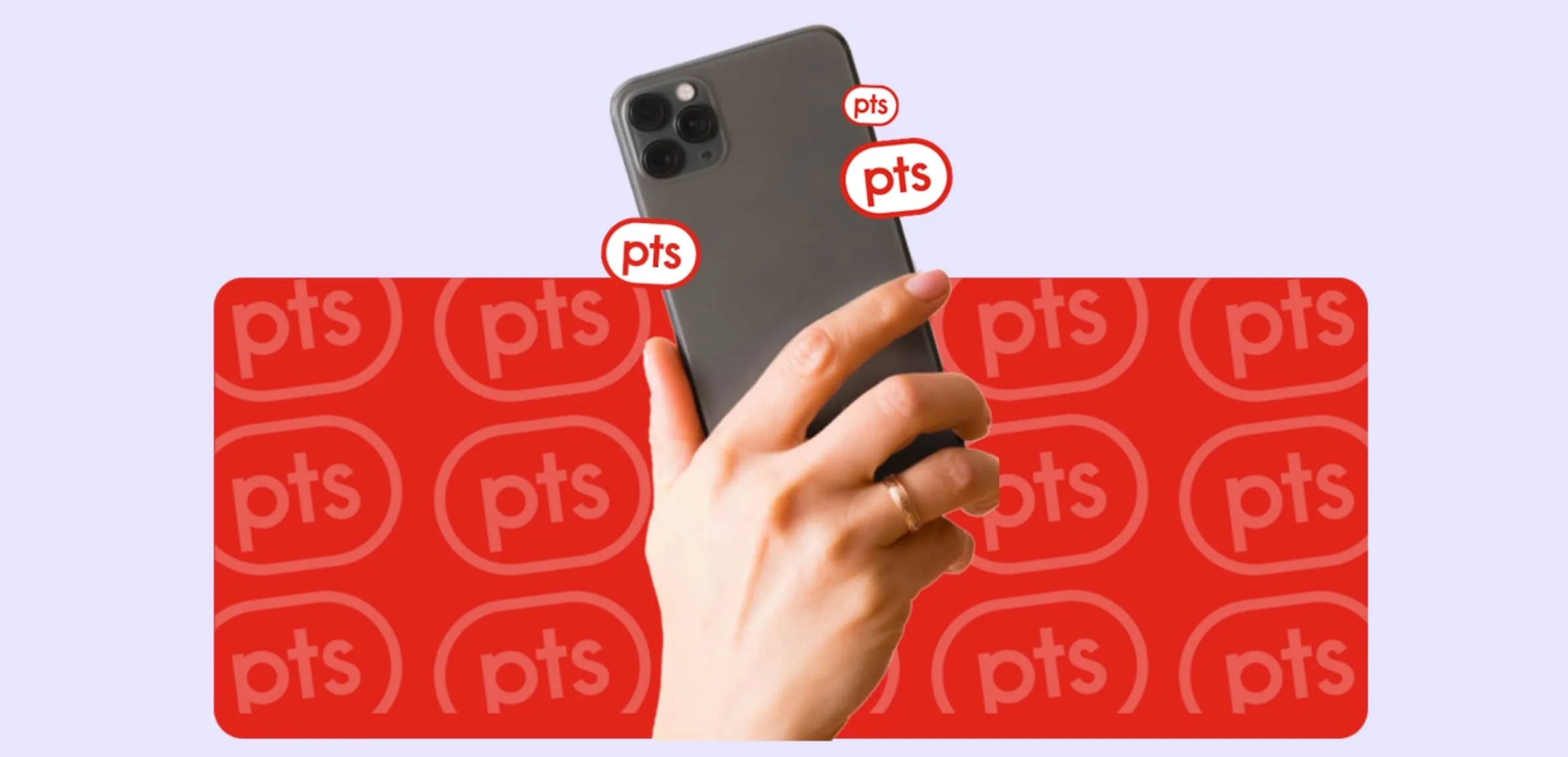 Une main tient le côté de la caméra arrière d'un smartphone argenté sur un rectangle violet avec un léger motif de pastilles de points PC Optimum blanches.