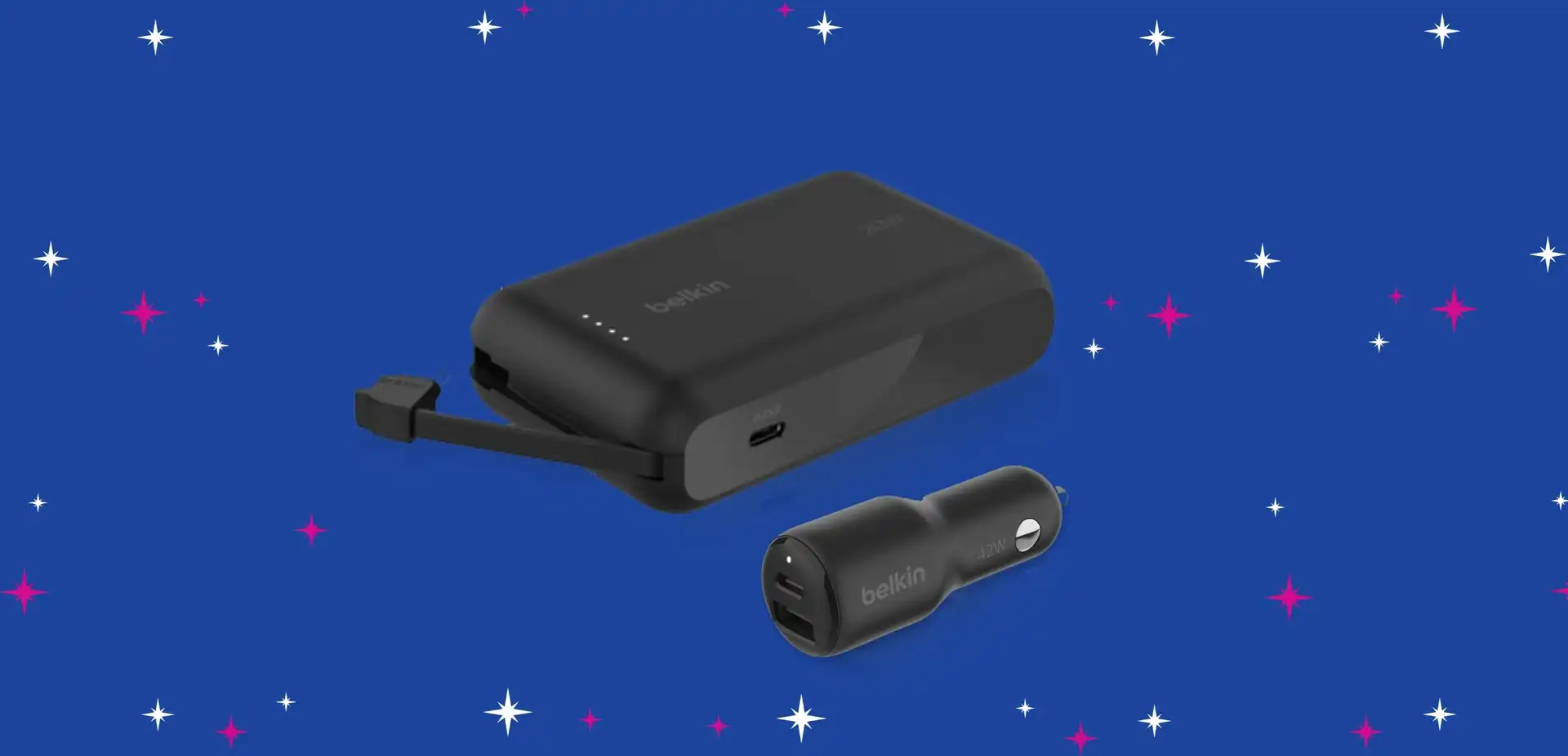 Chargeurs Belkin noirs sur fond bleu avec des paillettes.