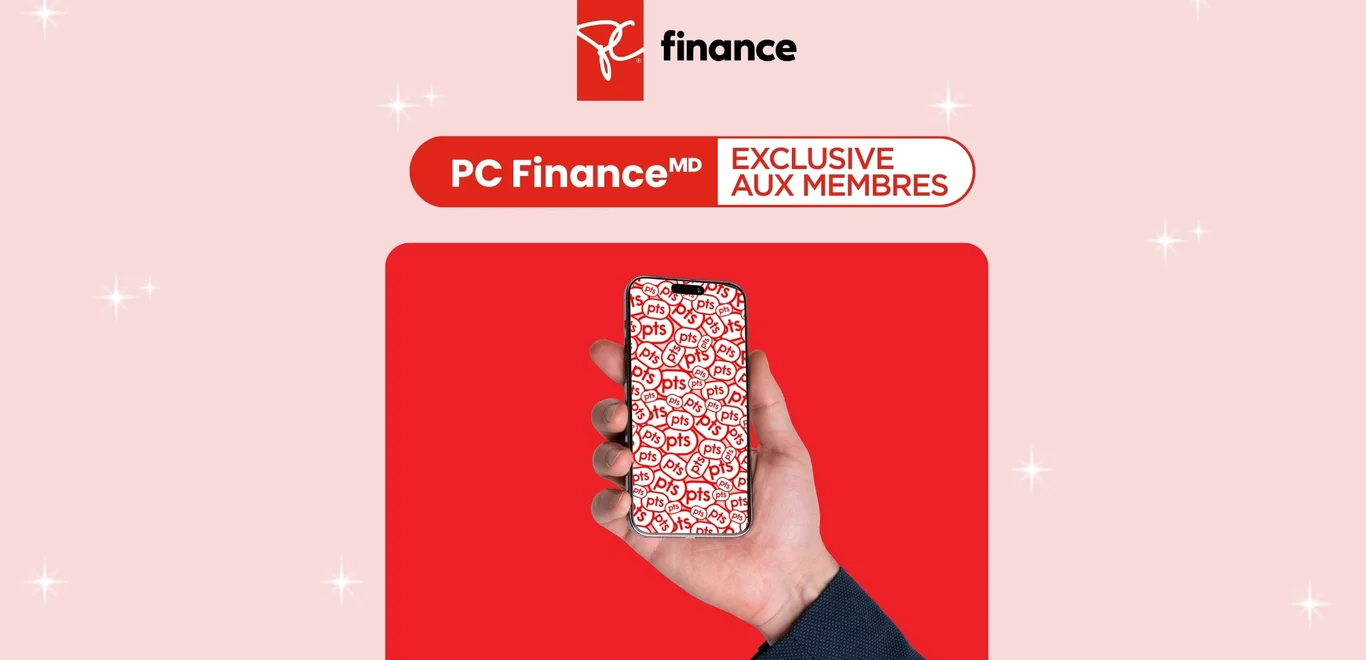Une main tient un téléphone affichant l'image d'un homme qui fait défiler l'écran de son téléphone, sur un rectangle rouge et un fond rose pâle.