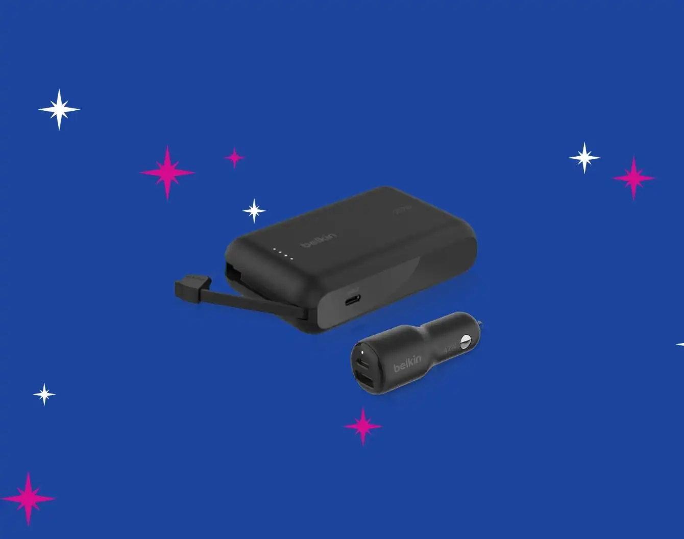 Chargeurs Belkin noirs sur fond bleu avec des paillettes.